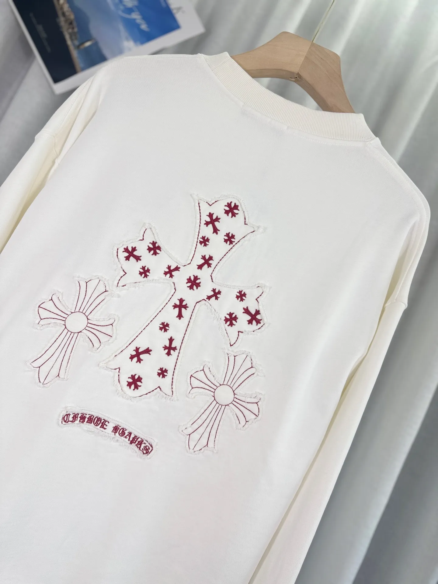 P260 top version, real shot without P, ​​different from market currency) 𝗖𝗵𝗿𝗼𝗺𝗲 𝗛𝗲𝗮𝗿𝘁𝘀/Cro Heart 2025 patch embroidery autumn and winter new original single counter American laser burnt 3D three-dimensional color embroidery couple casual sweatshirt 👑The highest version! Customized fabric 400g tripe terry fabric! American acid-washed and distressed original fabric laser burnt ✟appliqué embroidery and exquisite embroidery of letters! The best-selling model in the counter, very comfortable to wear. Accessories: original molded and authenticated collar label➕100% silk wash label. Genuine purchase-grade original hangtag➕matching hanging rope➕3D hanging beads➕original packaging bag. Craftsmanship: The original version has consistent wiring! The highest version of the armhole matching technique! Color: White Black Size: S M L XL Style Number: 25-316